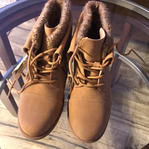 New with tags there about boots - Picture 2 of 4
